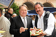 Staatsminister Helmut Brunner mit Paul Gamperl, Spargelhof Gamperl, Inchenhofen bei Schrobenhausen  Foto: Ulla Baumgart/StMELF